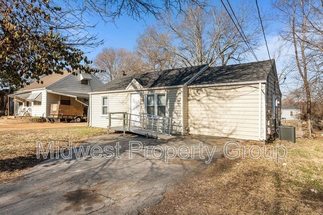 Building Photo - 161 Anistasia Dr