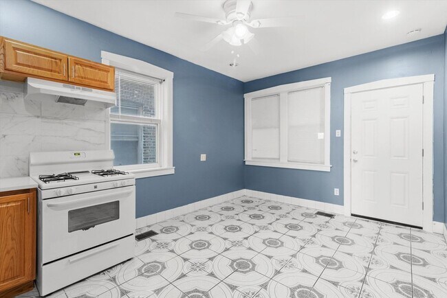 Building Photo - 2246 N Leamington Ave