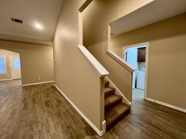 Building Photo - 3 Bedroom/2.5 Bathroom Townhome with Fence...