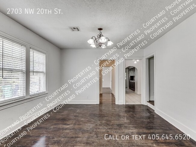 Building Photo - Adorable Tudor in Crestwood!