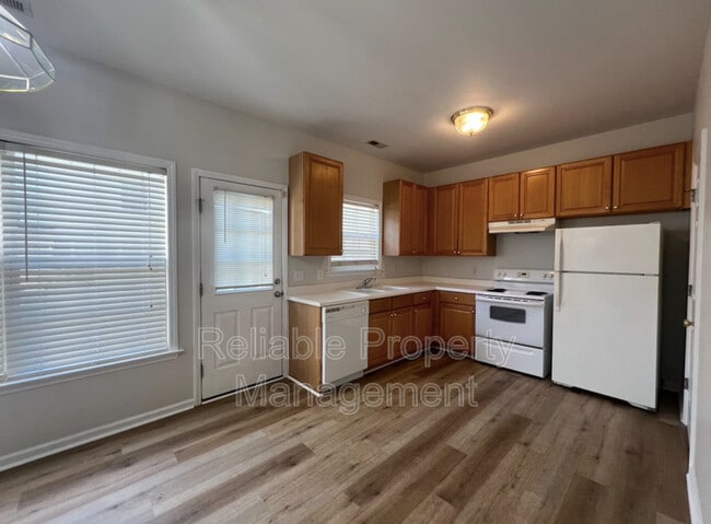Building Photo - 2825 Bennington Dr
