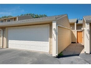 Building Photo - Updated Townhome in Coon Rapids!! 3bed/2bath