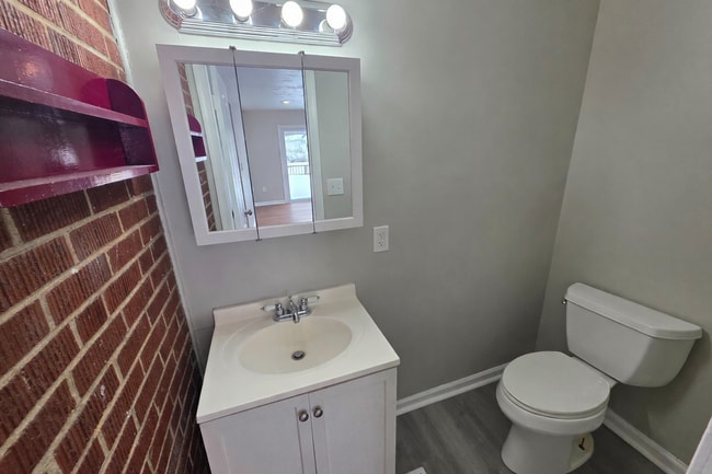 Building Photo - 8 W Chestnut Hill Rd