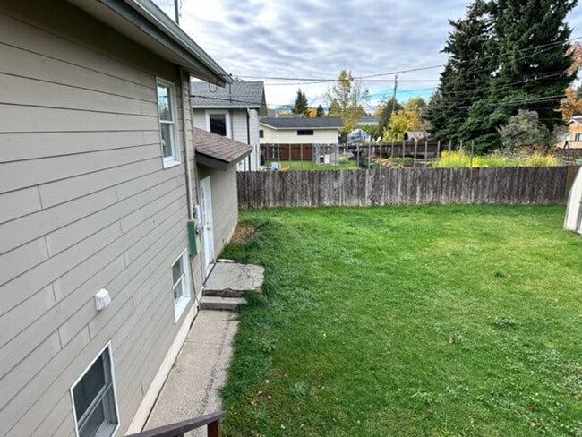 Building Photo - Spacious 6BD 2BA House