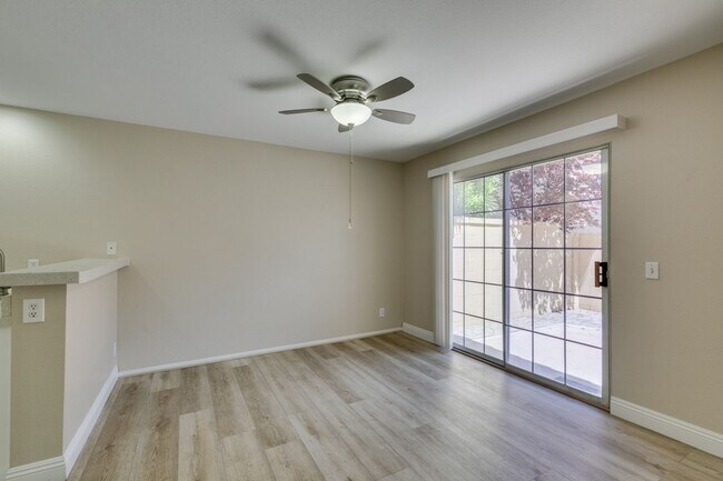 Building Photo - Stylish 2-Bedroom Townhome in Green Valley...