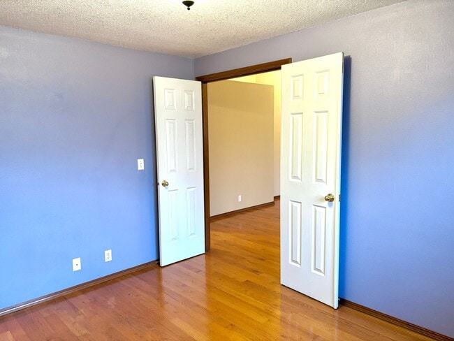 Building Photo - Spacious Ranch Style Home w/ private patio and yard, 2 car garage and vaulted ceilings