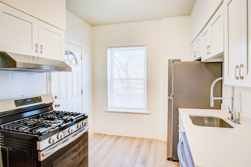 Beautiful stainless range/refig. - 1830 E 101st St