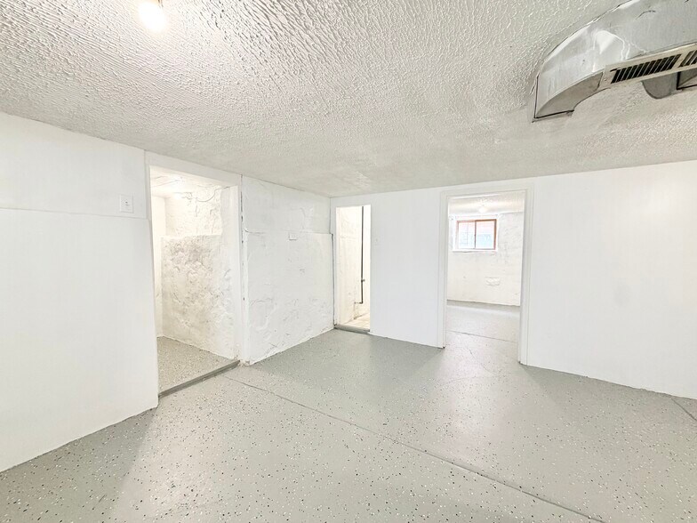 Building Photo - 4840 Gardenville Ave