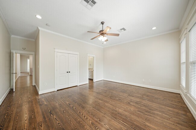 Building Photo - 513 W 22nd St