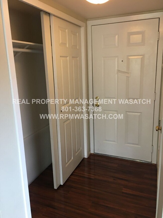 Building Photo - Come See This Spacious 2-bedroom 2-Bath in Downtown Salt Lake City!!