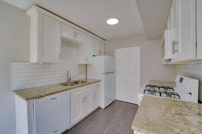 Building Photo - 1883 Jamestown Cir