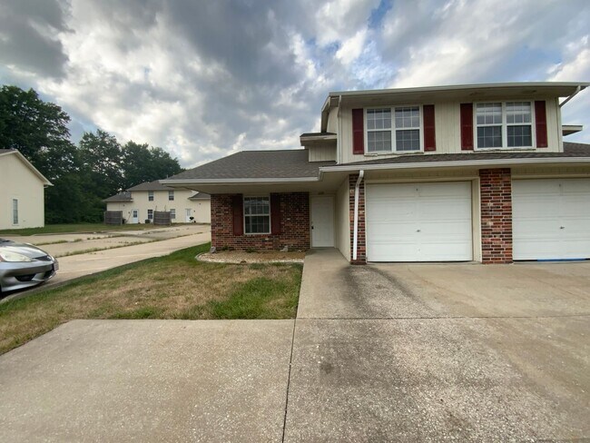 Building Photo - 3 Bedroom 2 Bathroom Duplex