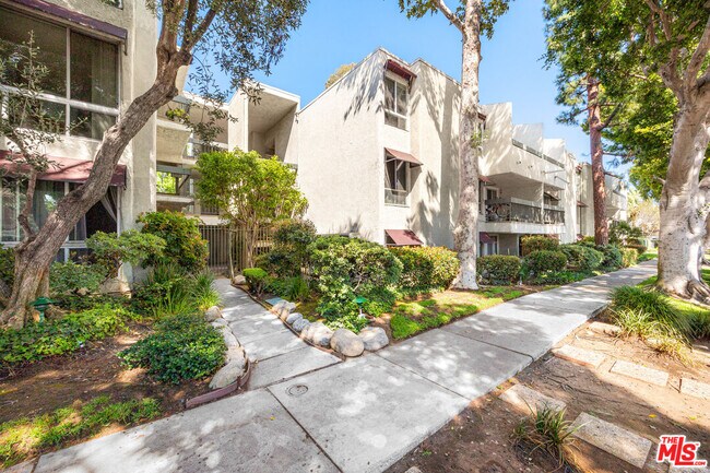 Building Photo - 4900 Overland Ave