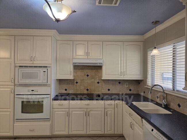 Building Photo - 3225 N Ridgewood Dr