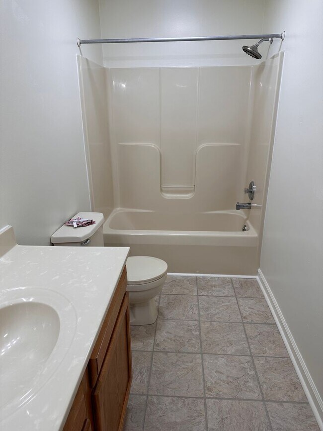 Building Photo - 4 Bedroom 2 Bath Apartment 2nd Floor