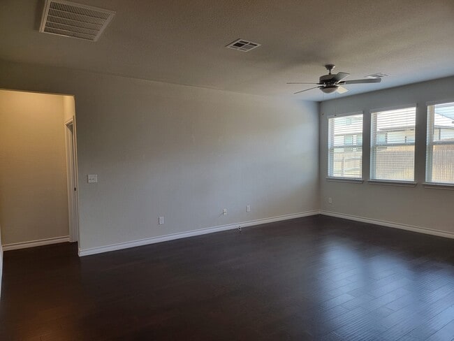 Living - 208 Magna Ln