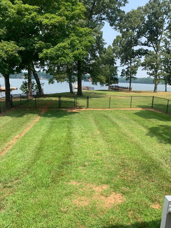 Building Photo - 3 bedroom 2 bath on High Rock Lake