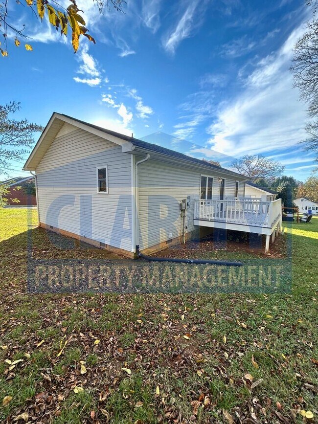 Building Photo - *HOLIDAY SPECIAL!* $400 OFF DECEMBER'S RENT!*