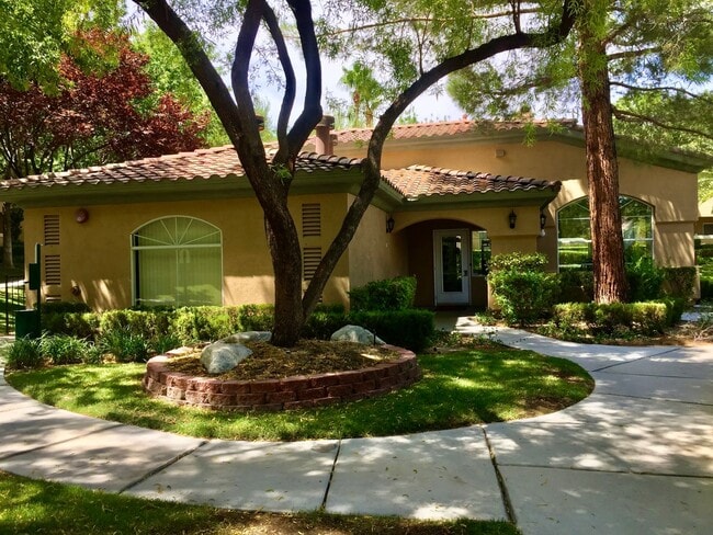 Building Photo - 2 Bedroom Condo In Guard Gated Summerlin C...