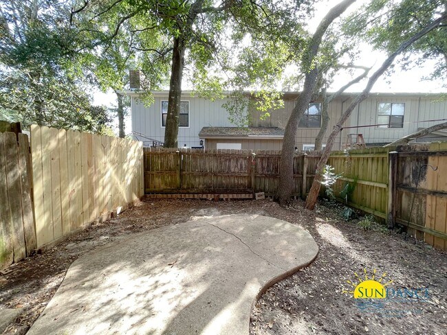 Building Photo - Newly Renovated 2BR Townhouse in Fort Walt...