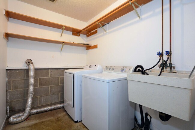 Building Photo - Beautifully Updated 3-Bed 2-Bath Home in Eden Prairie!