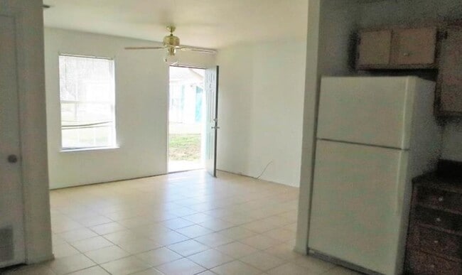 Unit C, Living area - 605 College St