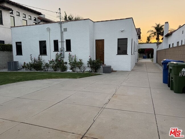 Building Photo - 326 N La Jolla Ave