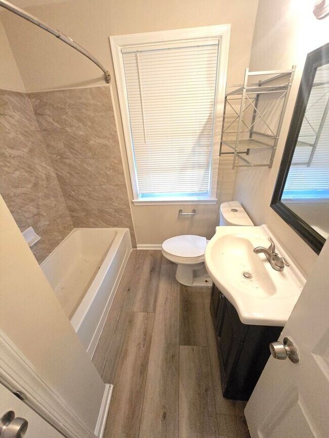 Building Photo - 4 Bedrooms 2 Bathroom