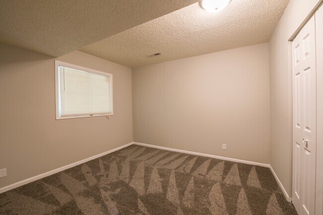 Building Photo - 5590-5592 Timber Lane Shorewood MN