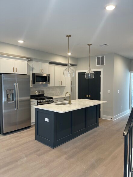 Building Photo - 7517 Ridge Ave