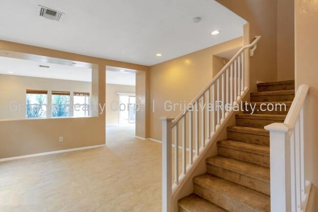 Building Photo - Beautiful 3 Bedroom 3 Bath House in Drexel...