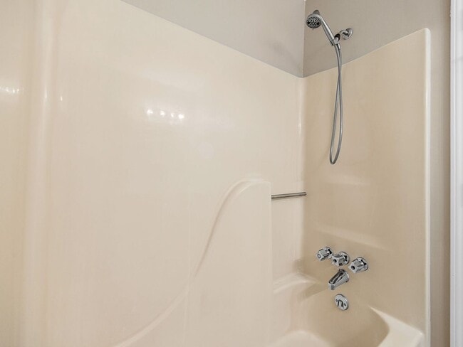 Building Photo - Cozy 3 Bedroom, 2.5 Bath Home with 2 Car G...