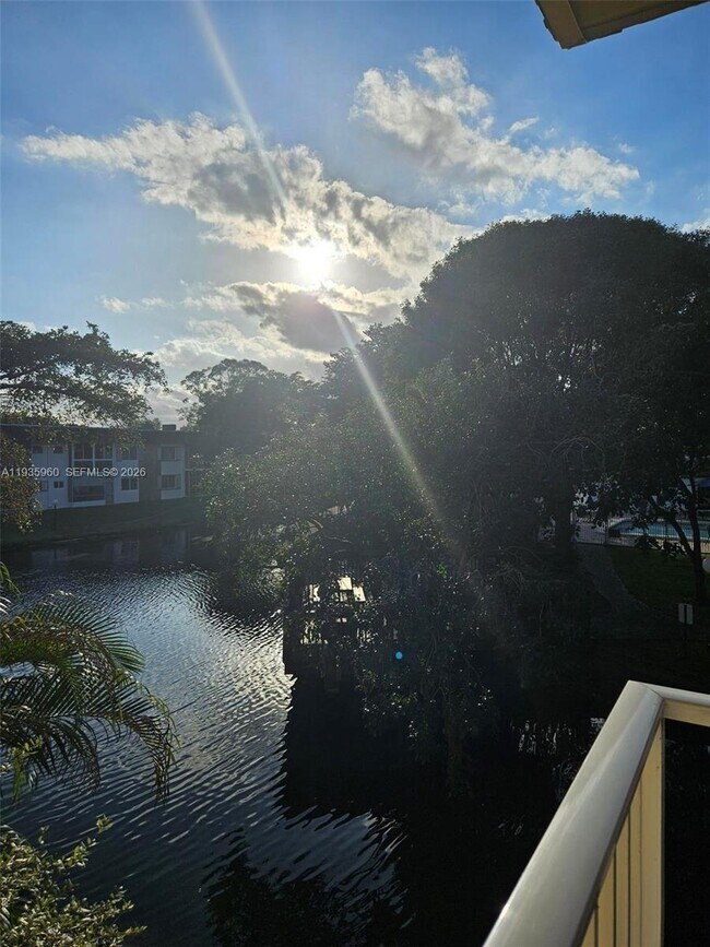 Building Photo - 5140 SW 40th Ave