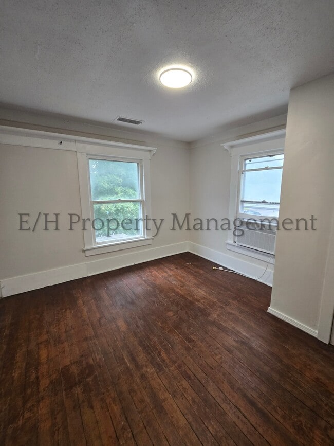 Building Photo - 1305 S Water St
