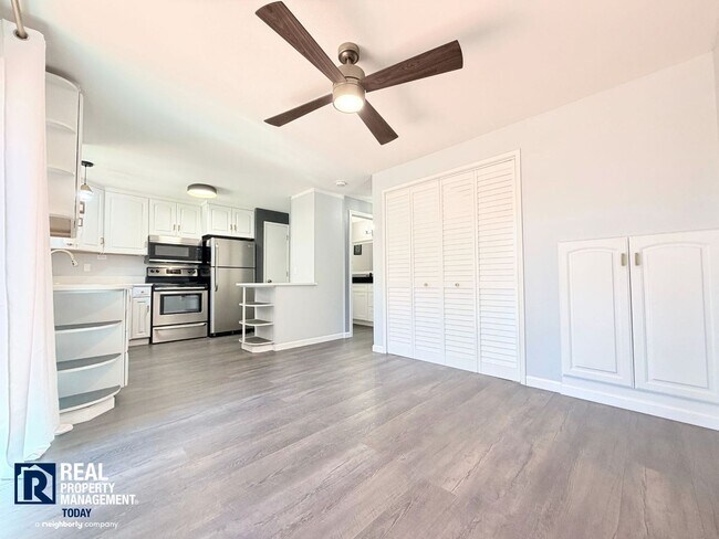 Building Photo - Freshly Updated Gig Harbor Townhome Near the Waterfront!