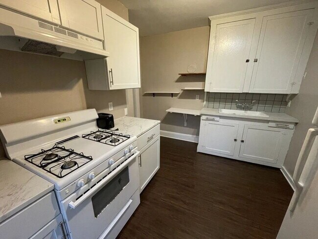 Building Photo - Affordable 1/1 next to Cascades Park!