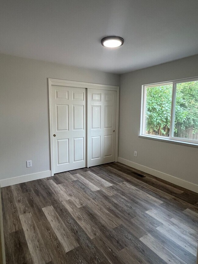 Building Photo - Large Single Level 4 Bedroom 2 Bathroom Home located in Northeast Rohnert Park
