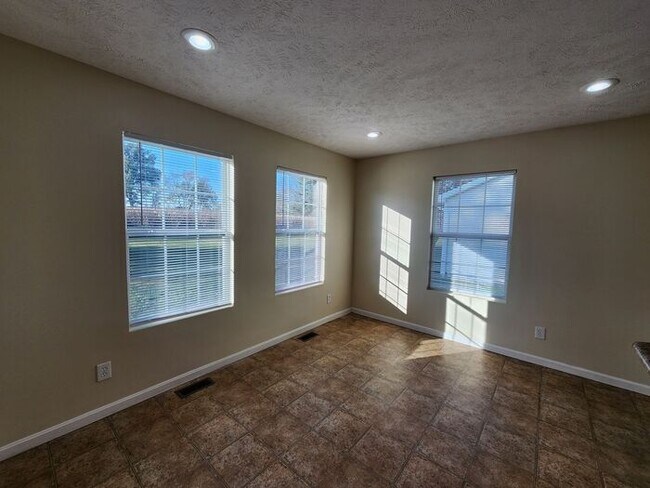 Building Photo - Large 5 Bedroom Home & Pets Welcome*