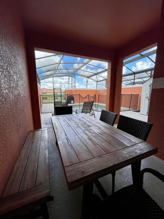 Building Photo - RENOVATED 4 bed 3 bath Completely FURNISHE...