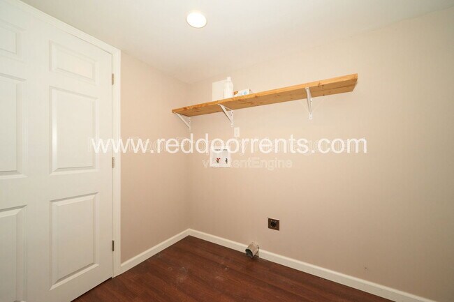 Building Photo - 412 N Merrill St
