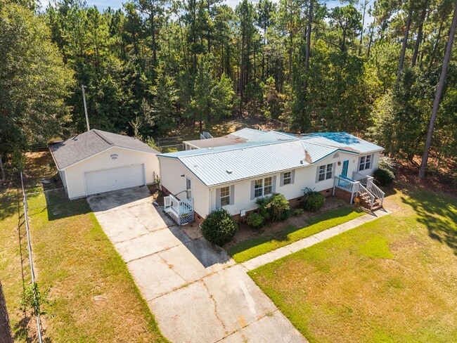 Building Photo - 4 bedroom 2 bathroom spacious home!