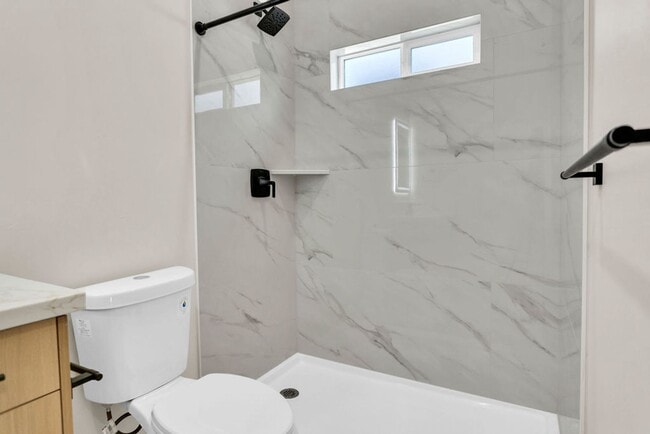 Building Photo - Newly remodeled 2 bed 1 bath with washer &...