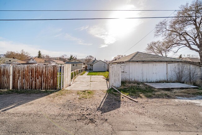 Building Photo - 3 bed 1 bath home recently renovated.