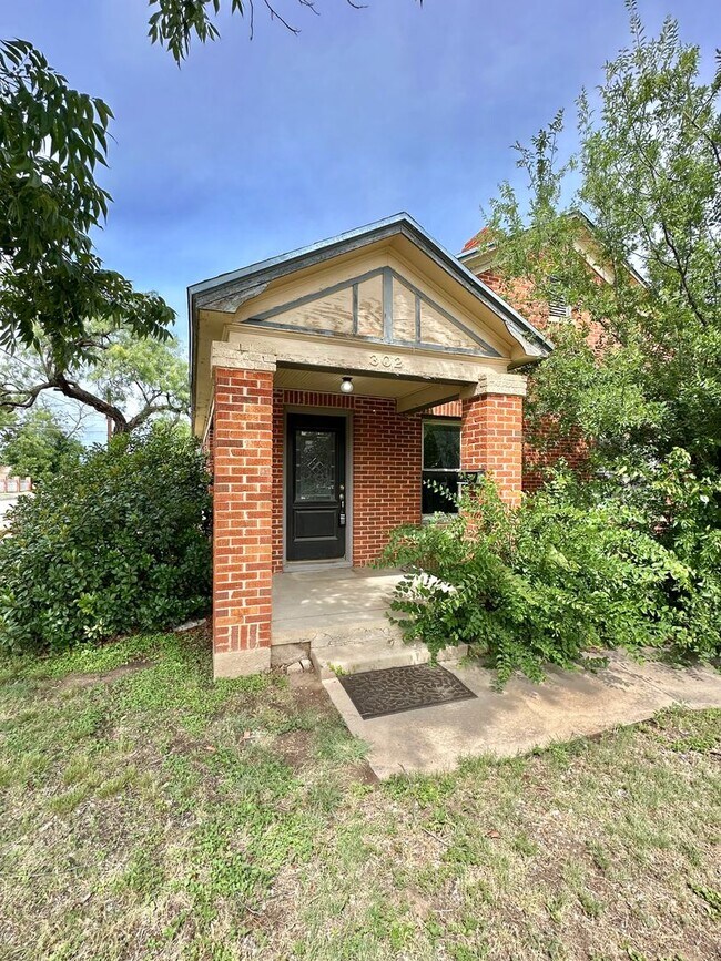 Building Photo - 302 S Van Buren St