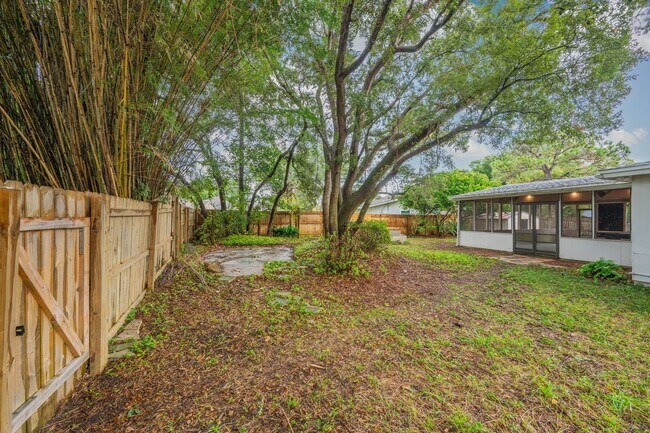 Building Photo - Charming Florida Cottage in the Heart of F...