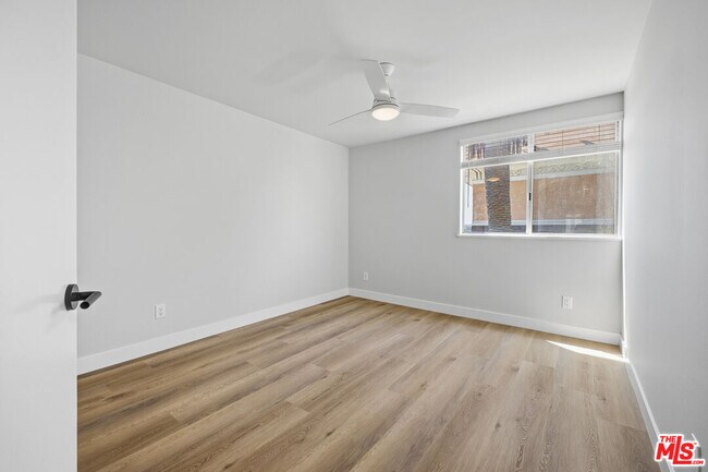 Building Photo - 1337 S Hoover St