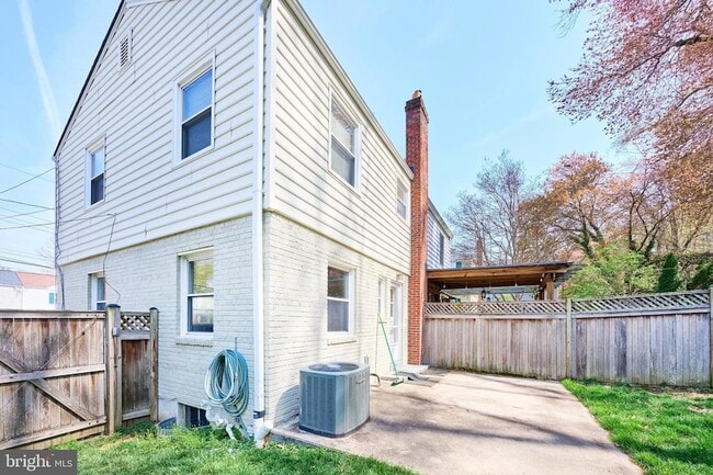 Building Photo - 2319 Riverview Terrace