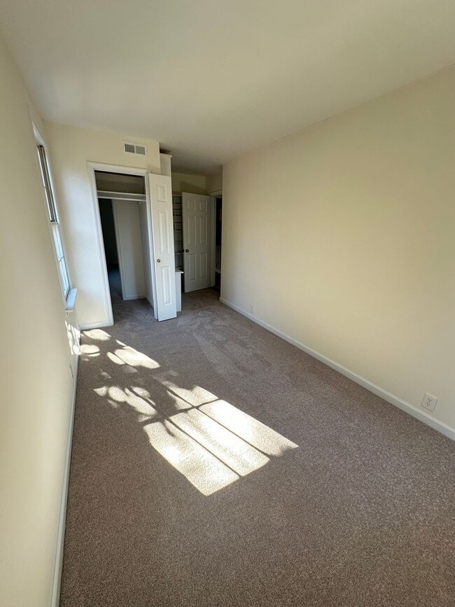 Building Photo - 503 Newport Ave