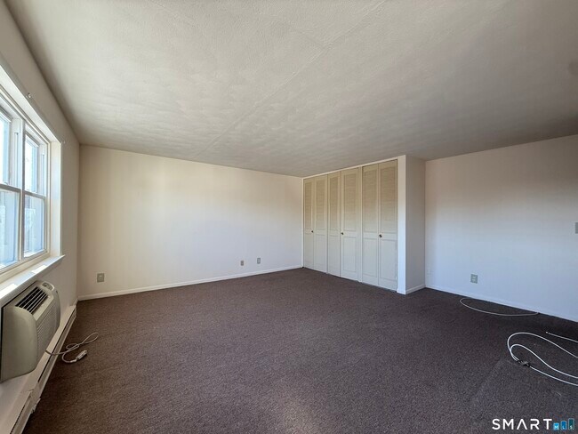 Building Photo - 35 Beers St