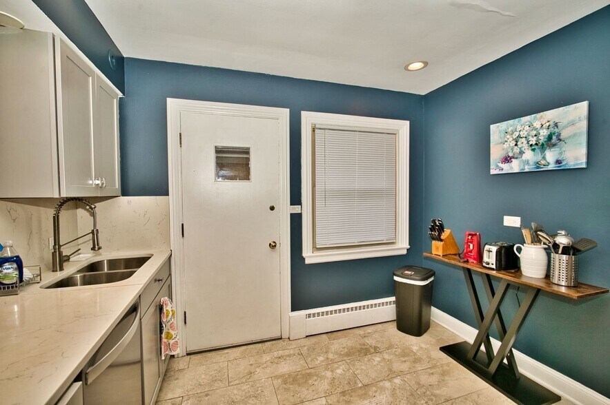 Building Photo - 5200 Madison St